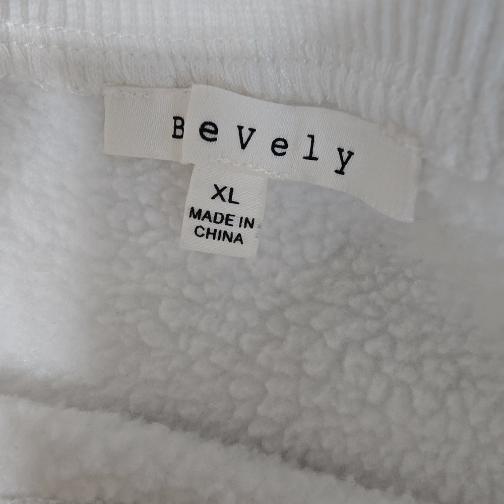 White cropped sweatshirt - Picture 6 of 6
